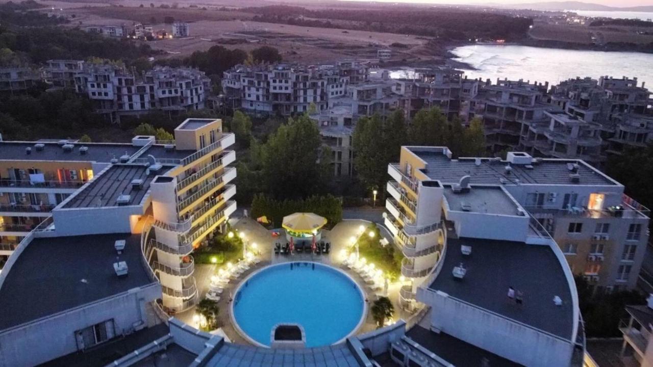 Тристаен апартамент с Панорама море в к-с Бей Вю Царево Екстериор снимка